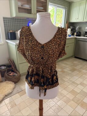 Rima Vintage Leopard Print Tie-Waist V-Neck Top in Mustard